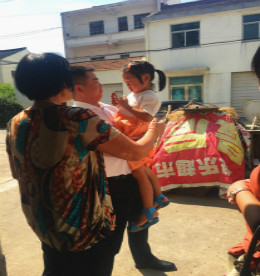 探望卜弋桥小朋友有感——赠人玫瑰，手有余香；奉献爱心，收获希望