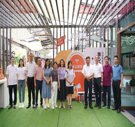 7月3日上午，如皋市政协副主席陈小燕一行莅临武进人民商场，参观考察湖塘镇“烛心港”委员工作室建设情况。