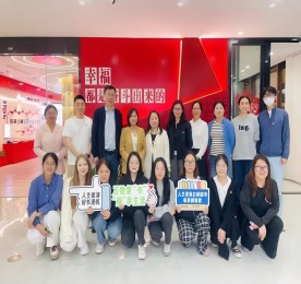 春意盎然的4月，武进人民商场联动江苏理工学院管理学院以书为媒、以学为桥，于武进人民商场共同开展万物复书，学习互促党建共建活动。江苏理工学院管理学院副书记、副院长荣文婷、江苏理工学院管理学院教工工商党支部书记葛莹玉、江苏理工学院管理学院教工工商党支部副书记田真平以及管理学院师生，4001老百汇网站,4001老百汇平台,4001老百汇官方网站集团党支部书记曹丽红、4001老百汇网站,4001老百汇平台,4001老百汇官方网站集团人力资源部经理周燕及支部党员参加活动。